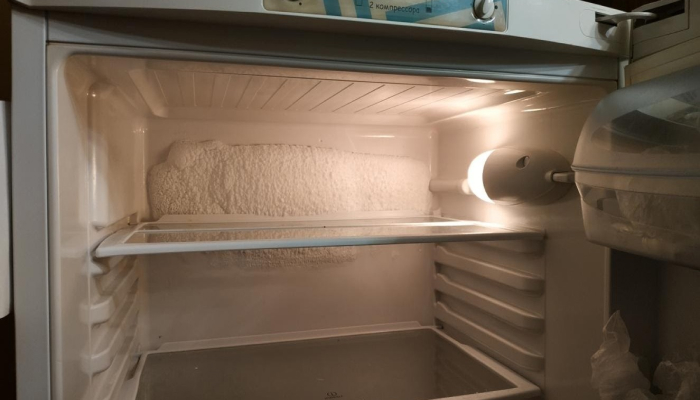 Что можно сделать самостоятельно, если в холодильнике намерзает лед?